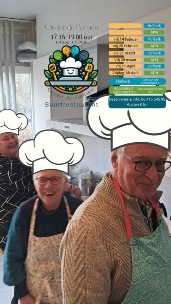 Drie mensen met koksmutsen en schorten lachen in een keuken. Een poster met evenementendata en contactgegevens voor een buurtrestaurant is eroverheen gelegd.
